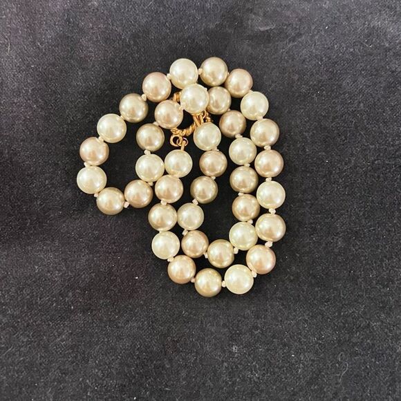 Single Strand Multi Toned Faux Pearl Choker Necklace, Bar & Hoop Toggle Closure - Picture 5 of 7